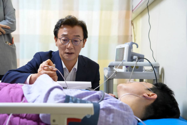 지난 5월 14일 전재수 당시 더불어민주당 부산시장 후보(현 부산시장 당선인)가 부산시장 후보 TV토론 제3당 배제에 항의하는 단식투쟁 도중 부산진구 온종합병원에 입원한 정이한 개혁신당 부산시장 후보를 문병하고 있다. [전재수 후보 캠프 제공 사진]