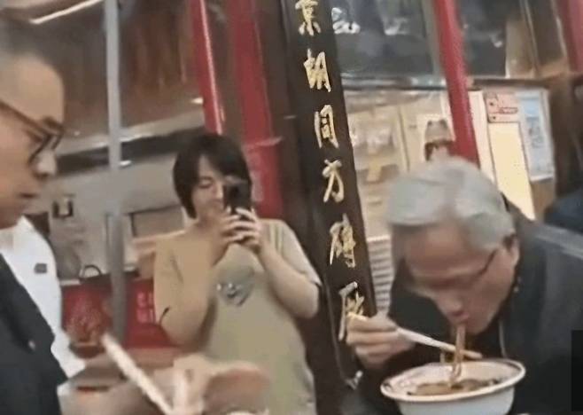 젠슨 황 엔비디아 최고경영자가 지난달 15일(현지시간) 중국 베이징 둥청구 난뤄구샹에서 짜장면을 먹는 모습. 웨이보 캡처. /사진=뉴스1