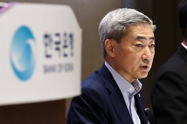 신현송 한국은행 총재가 17일 서울 중구 한국은행에서 열린 올해 상반기 물가안정목표 운영상황 점검 설명회에서 모두발언을 하고 있다. 뉴스1