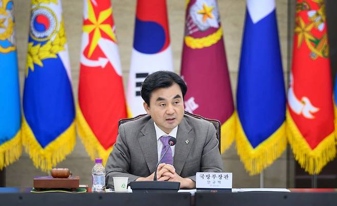 안규백 국방부 장관이 17일 오후 국방부 대회의실에서 광주 군 공항 이전부지 결정을 위한 '제1회 광주 군 공항 이전부지 선정위원회'를 주관하고 있다. 국방부 제공