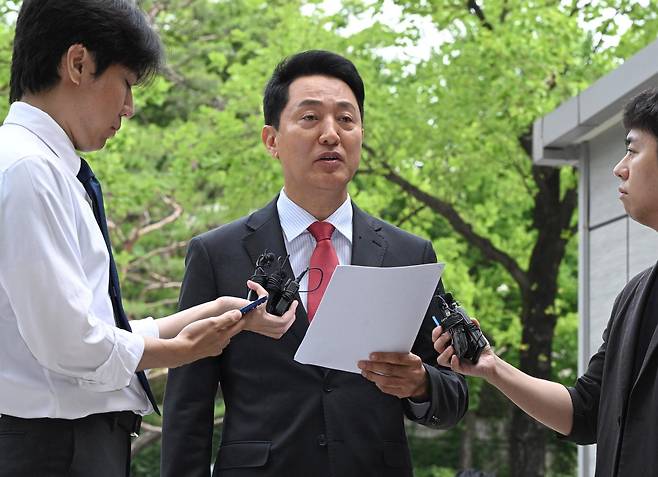 오세훈 서울시장이 17일 서울 서초구 서울중앙지방법원에서 열린 여론조사 대납 의혹 관련 결심 공판에 출석하기 전 취재진에게 입장을 밝히고 있다. 사진공동취재단