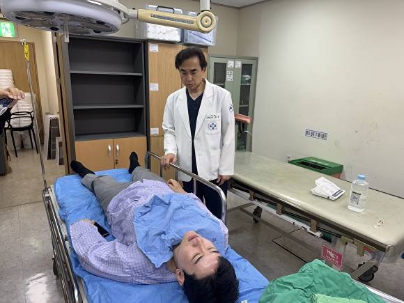 정이한 전 개혁신당 부산시장 후보가 음료수 테러 사건 이후 병원에서 치료를 받고 있는 모습.  [사진=개혁신당 부산시당]
