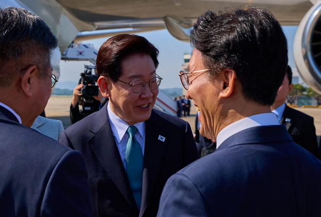이재명 대통령이 9일 G7 정상회의 및 유럽 순방 출국에 앞서 서울공항에서 김민석 국무총리와 인사하고 있다. (청와대)