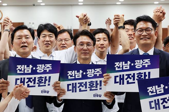 더불어민주당 차기 당권 도전에 나설 것으로 예상되는 김민석 국무총리와 송영길 민주당 의원이 16일 오후 전남 보성군 다비치콘도에서 열린 제9회 전국동시지방선거 더불어민주당 전남광주통합특별시의원 당선인 워크숍에서 기념 사진을 찍고 있다. 연합뉴스
