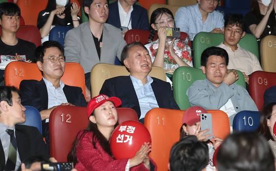 윤석열 전 대통령이 지난해 5월 21일 오전 서울 메가박스 동대문에서 영화 ‘부정선거, 신의 작품인가’ 관람하고 있다. 왼쪽부터 이영돈PD, 윤 전 대통령, 전한길 전 역사강사. 김종호 기자