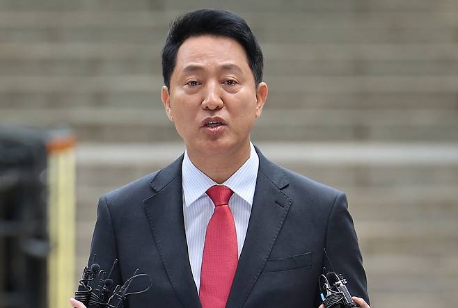 오세훈 서울시장이 17일 서울 서초구 서울중앙지방법원에서 열린 여론조사비 대납 의혹 관련 결심 공판에 출석하며 입장을 밝히고 있다. 뉴스1