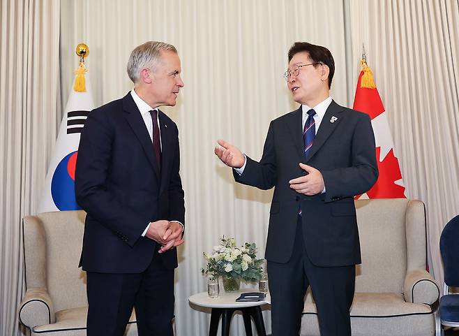 G7 정상회의에 참석한 이재명 대통령이 16일(현지시간) 프랑스 에비앙 G7 회담장에서 마크 카니 캐나다 총리와 양자회담에서 대화하고 있다. 전민규 기자