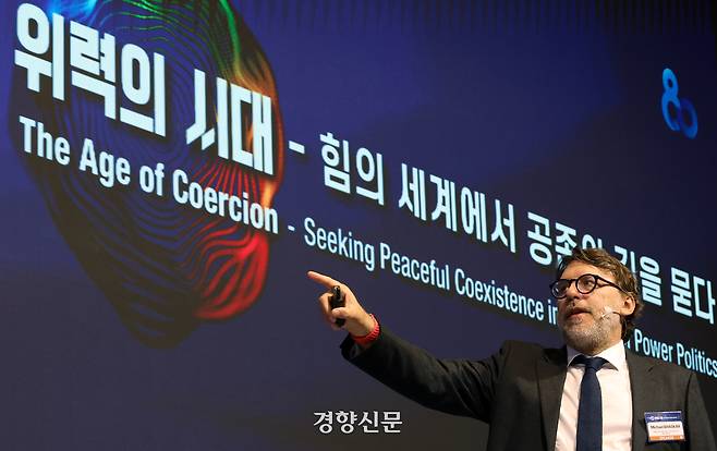 마이클 바스카 마이크로소프트 AI 전략·커뮤니케이션 리더가 17일 서울 중구 롯데호텔 크리스탈볼룸에서 ‘위력의 시대 - 힘의 세계에서 공존의 길을 묻다’를 주제로  열린 <2026 경향포럼> 세션2에서 강연을 하고 있다. 정지윤 선임기자