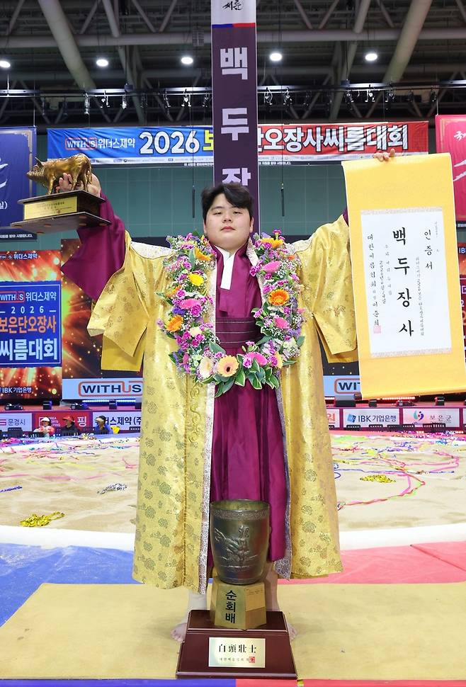 영암군민속씨름단 소속 최정만 선수가 보은단오장사씨름대회에서 금강장사에 올랐다. / 사진=영암군 제공