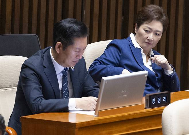 이언주 더불어민주당 의원이 정청래 대표를 바라보고 있다. [연합뉴스]