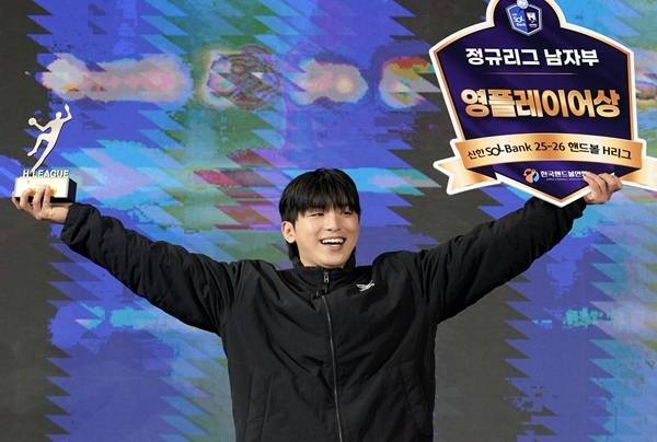 사진 남자부 영플레이어상을 수상한 충남도청 육태경