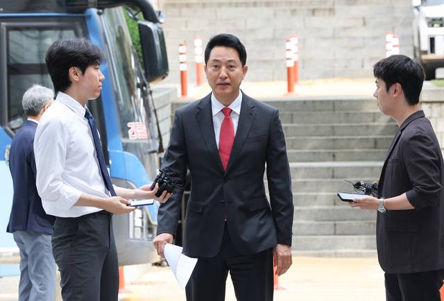 오세훈 서울시장이 17일 서울 서초구 서울중앙지방법원에서 열린 ‘명태균 여론조사 의혹’ 사건 1심 결심공판에 출석하며 취재진의 질문을 듣고 있다. 연합뉴스