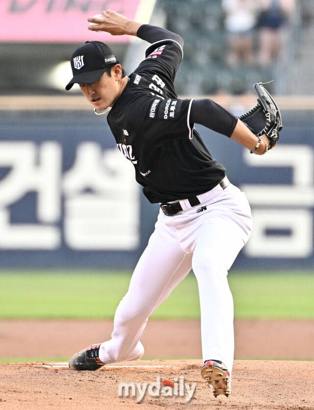 16일 오후 서울 잠실야구장에서 진행된 '2026 프로야구 KBO리그' 두산베어스와 KT위즈의 경기. KT 선발투수 고영표가 역투하고 있다./잠실=송일섭 기자