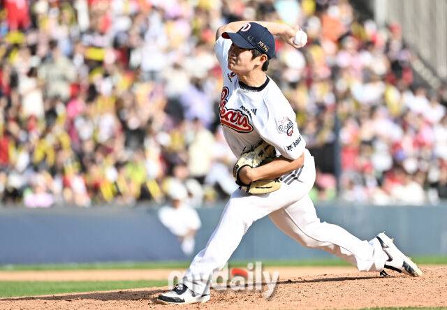 19일 오후 서울 잠실야구장에서 진행된 '2026 프로야구 KBO리그' 두산베어스와 KIA타이거즈의 경기. 두산 김택연이 역투하고 있다./마이데일리