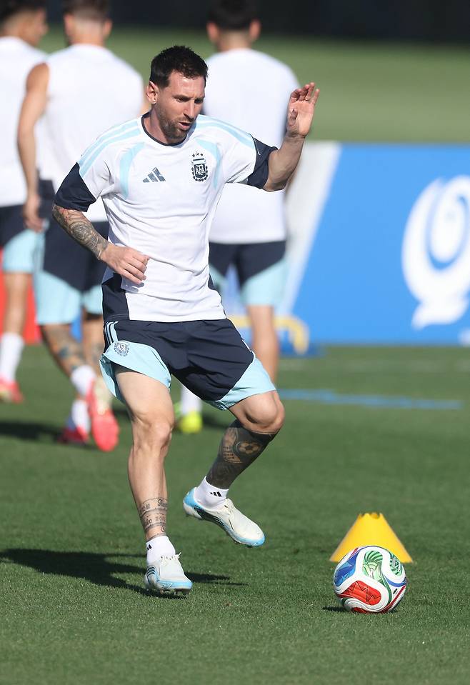 아르헨티나의 리오넬 메시가16일  2026 FIFA 월드컵 조별리그 J조 아르헨티나-알제리전을 하루 앞두고 캔자스시티 스타디움에서 진행된 훈련 중 슈팅을 하고 있다. [AFP]