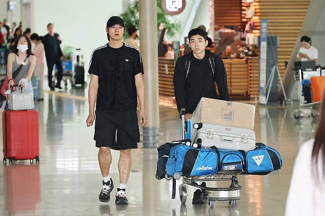 잠실 개표소 봉쇄 시위로 인해 개인 장비를 급하게 조달해 국제대회에 출전하는 펜싱 국가대표 오상욱이 뉴델리 아시아선수권대회 참가를 위해 16일 인천국제공항을 통해 출국하고 있다. [연합]