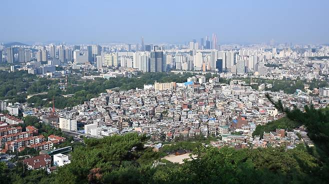 지난 16일 오전 서울 남산 N서울타워에서 바라본 서울시내 주택의 모습. 이상섭 기자