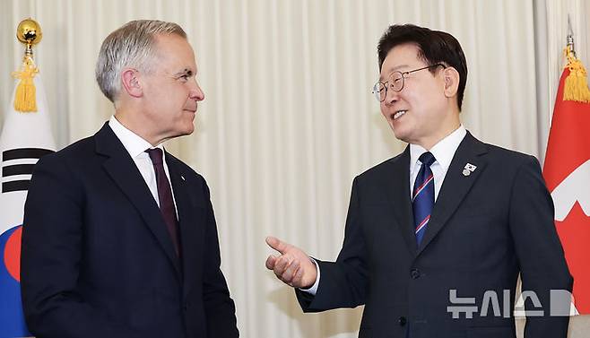 [에비앙=뉴시스] 최동준 기자 = 이재명 대통령이 16일(현지 시간) 프랑스 에비앙 G7 정상회의장에서 마크 카니 캐나다 총리와 정상회담에 앞서 대화하고 있다. 2026.06.17. photocdj@newsis.com