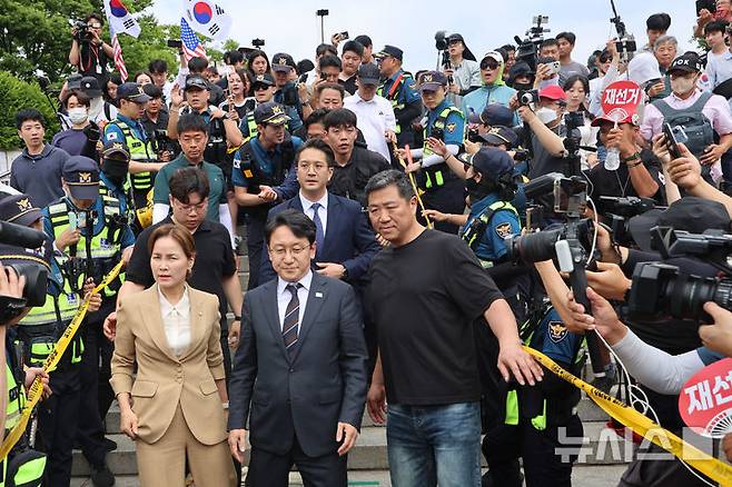 [서울=뉴시스] 권창회 기자 = 천준호, 임오경, 전용기 더불어민주당 의원들이 17일 6·3 지방선거 투표용지 부족 사태에 반발한 시민들이 시위를 이어가고 있는 서울 올림픽공원 핸드볼경기장을 찾아 현장을 둘러보다 시위대의 항의를 받고 발길을 돌리고 있다. 2026.06.17. kch0523@newsis.com
