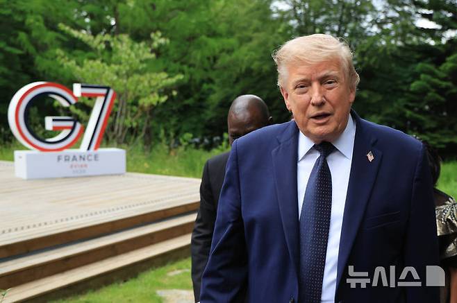 [에비앙레뱅=AP/뉴시스]미국과 이란이 '레바논 종전'을 포함하는 종전 양해각서(MOU)를 체결한 것으로 알려진 가운데, 이스라엘이 레바논 남부에 배치한 병력을 철수해야 하는지를 두고 양국이 기싸움을 이어가고 있다. 사진은 도널드 트럼프 미국 대통령이 16일(현지 시간) 프랑스 에비앙레뱅에서 열린 주요 7개국(G7) 정상회의 갈라 만찬에 앞서 음악 공연 행사에 참석하기 위해 도착하는 모습. 2026.06.17.