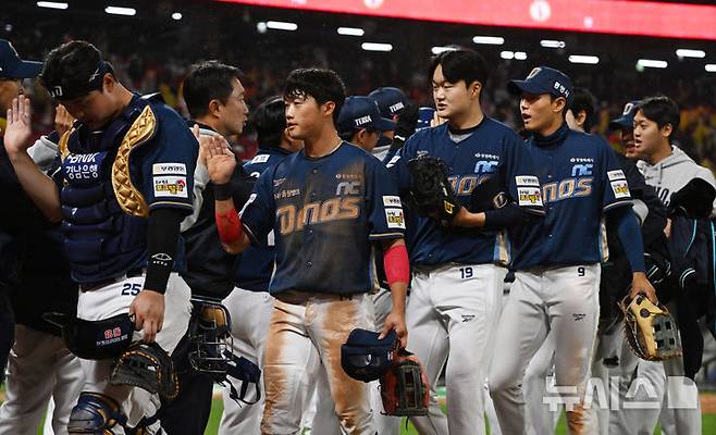 [광주=뉴시스] 이영주 기자 = 3일 오후 광주 북구 광주-기아챔피언스필드에서 열린 2026 신한 SOL KBO리그 NC다이노스 대 KIA타이거즈의 경기. 5-2로 승리해 KT와 리그 공동 1위에 오른 NC 선수들이 기뻐하고 있다. 2026.04.03. leeyj2578@newsis.com