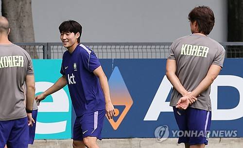 배준호 바라보는 홍명보 감독 [연합뉴스]