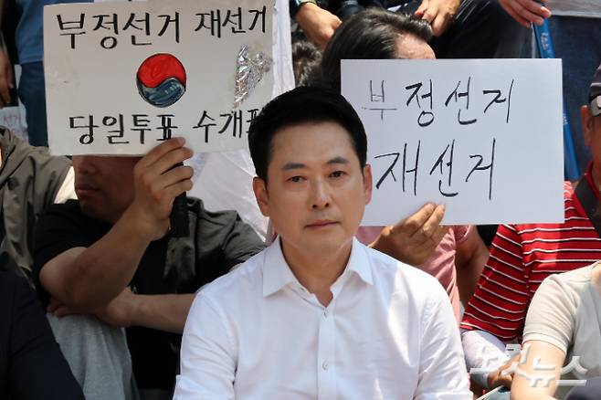 장동혁 국민의힘 대표가 경찰의 물리력 동원한 건물 진입 시도 중단을 촉구하고 있다. 박종민 기자