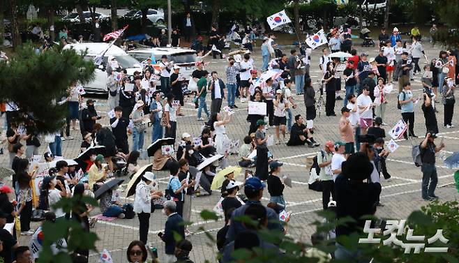 8일 서울 송파구 올림픽공원 핸드볼경기장 출입구 앞에서 시위 참가자들이 구호를 외치고 있다. 류영주 기자