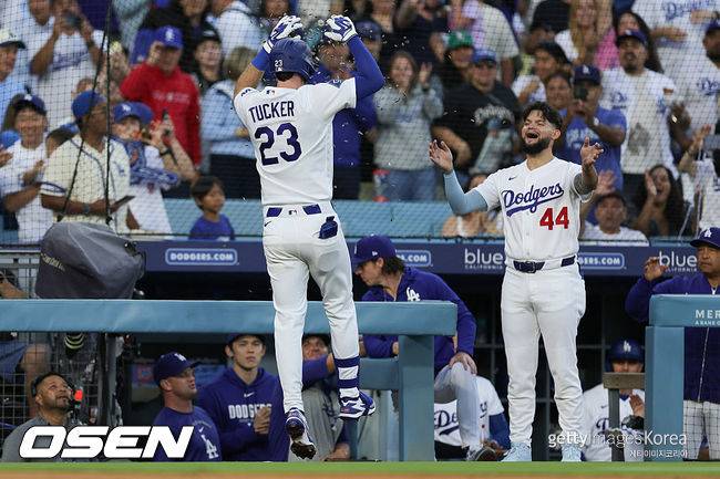 [사진] LA 다저스 카일 터커가 홈런을 친 뒤 앤디 파헤스와 기뻐하고 있다. ⓒGettyimages(무단전재 및 재배포 금지)