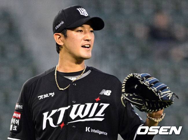 [OSEN=잠실, 조은정 기자]16일 서울 잠실야구장에서 ‘2026 신한 SOL Bank KBO리그’ 두산 베어스와 KT 위즈의 경기가 열린다.홈팀 두산은 최승용을, 방문팀 KT는 고영표를 선발로 내세웠다.4회말 1사 3루에서 KT 고영표가 두산 류승민을 땅볼로 아웃시킨 1루수 김현수를 향해 고망무을 표하고 있다. 2026.06.16 /cej@osen.co.kr