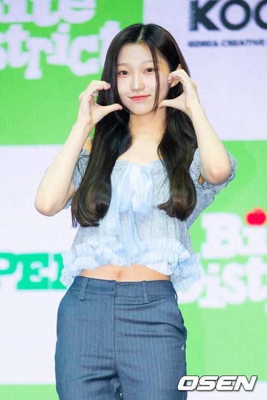 [OSEN=민경훈 기자] 걸그룹 유스피어 컴백 쇼케이스가 17일 오후 서울시 영등포구 명화 라이브홀에서 열렸다.6인조 걸그룹 '유스피어(USPEER)-시안, 소이, 서유, 다온, 채나, 로아’는 이날 첫 번째 미니앨범 '바이트 디스트릭트(BITE DISTRICT)'를 발표한다. 지난해 발매한 첫 싱글 '스피드 존(SPEED ZONE)' 이후 약 1년 만의 신보다. 타이틀곡 '위키드 게임(WICKED GAME)'은 사랑 앞에 솔직하지 못한 소녀들의 감정을 담은 곡이다. 유스피어 로아가 포즈를 취하고 있다.. 2026.06.17 / rumi@osen.co.kr