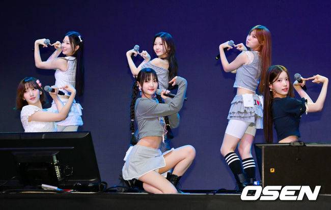 [OSEN=민경훈 기자] 걸그룹 유스피어 컴백 쇼케이스가 17일 오후 서울시 영등포구 명화 라이브홀에서 열렸다.6인조 걸그룹 '유스피어(USPEER)-시안, 소이, 서유, 다온, 채나, 로아’는 이날 첫 번째 미니앨범 '바이트 디스트릭트(BITE DISTRICT)'를 발표한다. 지난해 발매한 첫 싱글 '스피드 존(SPEED ZONE)' 이후 약 1년 만의 신보다. 타이틀곡 '위키드 게임(WICKED GAME)'은 사랑 앞에 솔직하지 못한 소녀들의 감정을 담은 곡이다. 유스피어가 화려한 무대를 선보이고 있다. 2026.06.17 / rumi@osen.co.kr