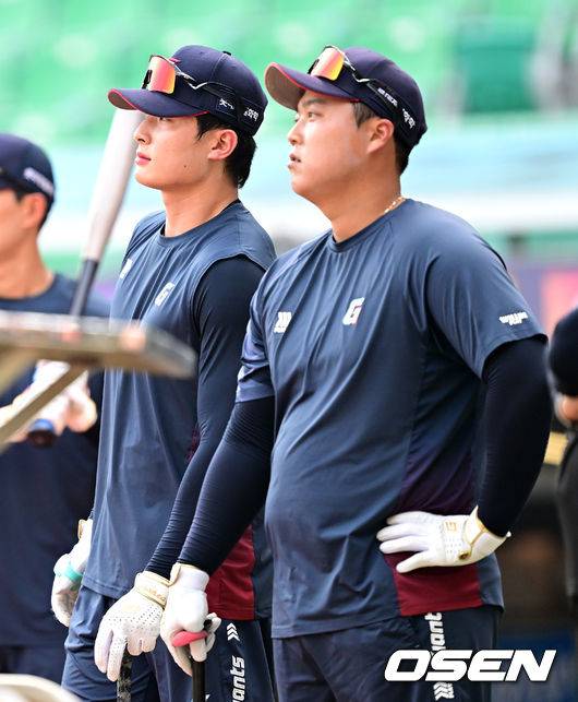 [OSEN=인천, 최규한 기자] 17일 인천 SSG랜더스필드에서 ‘2026 신한 SOL Bank KBO리그’ SSG 랜더스와 롯데 자이언츠의 경기가 열린다. 경기를 앞두고 롯데 윤동희와 한동희가 타격 훈련을 펼치고 있다. 2026.06.17 / dreamer@osen.co.kr