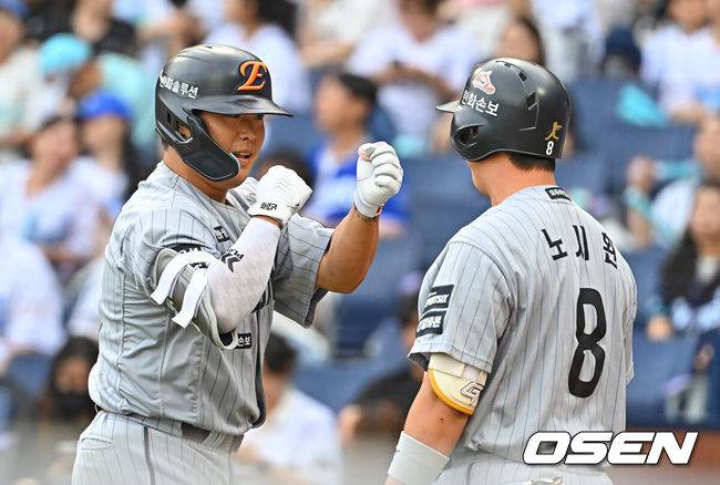 [OSEN=창원, 이석우 기자] 17일 창원NC파크에서 2026 신한 SOL KBO 리그 NC 다이노스와 한화 이글스의 경기가 열렸다. 홈팀 NC는 라일리가, 방문팀 한화는 류현진이 선발 출전했다. 한화 이글스 강백호가 1회초 2사 1루 우월 2점 홈런을 치고 노시환과 세리머니를 하고 있다. 2026.06.17 / foto0307@osen.co.kr
