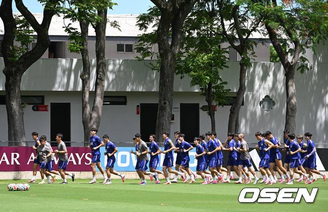 [OSEN=사포판(멕시코), 이대선 기자] 홍명보 감독이 이끄는 대한민국 축구국가대표팀이 16일(한국시각) 멕시코 과달라하라 인근 사포판의 치바스 베르데 바예에서 훈련을 진행했다.대표팀은 전날 A조 1차전에서 체코를 상대로 2-1 역전승을 거뒀다. 남아프리카공화국을 2-0으로 제압한 개최국 멕시코에 이은 조&nbsp;2위다.대한민국 선수들이 러닝 훈련을 하고 있다. 2026.06.16 /sunday@osen.co.kr