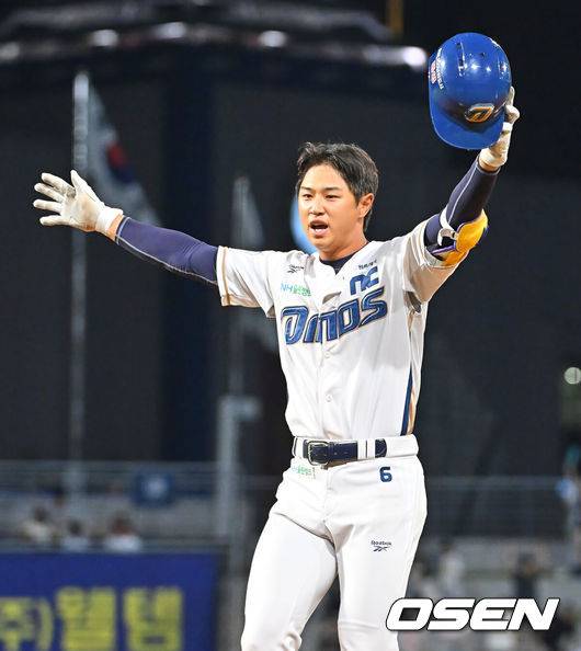 [OSEN=창원, 이석우 기자] 17일 창원NC파크에서 2026 신한 SOL KBO 리그 NC 다이노스와 한화 이글스의 경기가 열렸다. 홈팀 NC는 라일리가, 방문팀 한화는 류현진이 선발 출전했다. NC 다이노스 오태양이 9회말 1사 3루 끝내기 우익수 희생플라이를 치고 기뻐하고 있다. 2026.06.17 / foto0307@osen.co.kr
