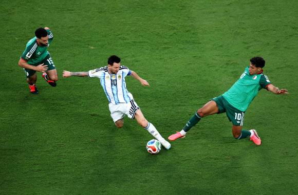 아르헨티나의 리오넬 메시(왼쪽)가 16일(현지시간) 미국 미주리주 캔자스시티 스타디움에서 열린 2026 북중미 월드컵 J조 알제리전에서 알제리의 파레스 샤이비를 제치고 돌파를 시도하고 있다. AFP=연합뉴스