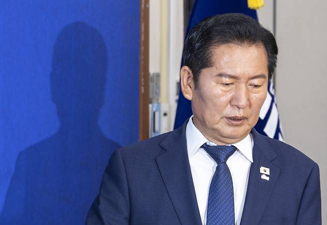 더불어민주당 정청래 대표가 17일 국회에서 열린 최고위원회의에 입장하고 있다. 연합뉴스