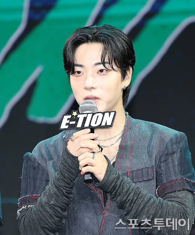 Group ONF members Minkyun, Yuto Nasu, RCA, With, Seungjun, and Julian Glover attended the showcase held on the 17th in Sangam-dong, Mapo-gu, Seoul, to commemorate the release of their 2nd full-length album Part.2, ONF:MY SELF. The members posed for the press at the scene and delivered a warm greeting announcing their comeback.