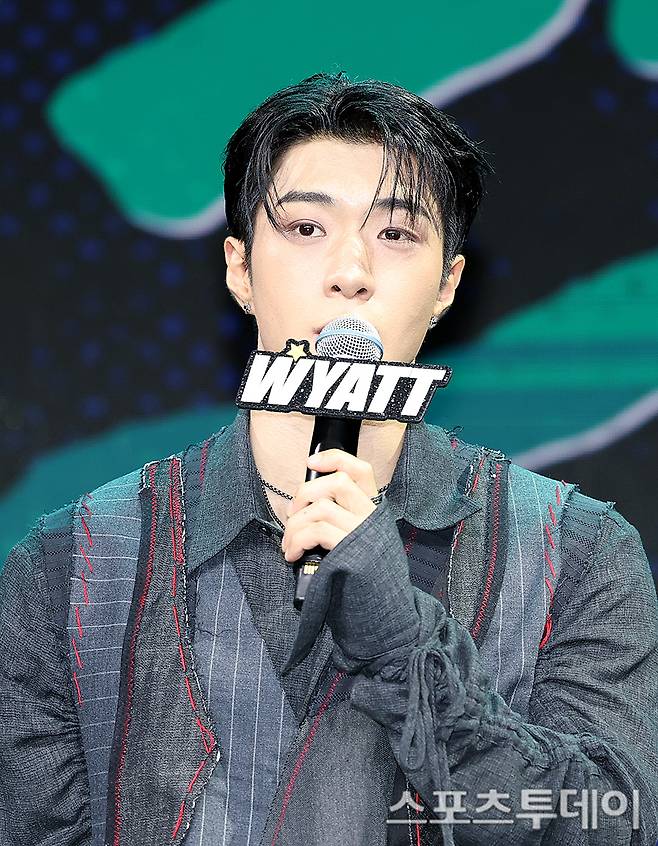 Group ONF members Minkyun, Yuto Nasu, RCA, With, Seungjun, and Julian Glover attended the showcase held on the 17th in Sangam-dong, Mapo-gu, Seoul, to commemorate the release of their 2nd full-length album Part.2, ONF:MY SELF. The members posed for the press at the scene and delivered a warm greeting announcing their comeback.
