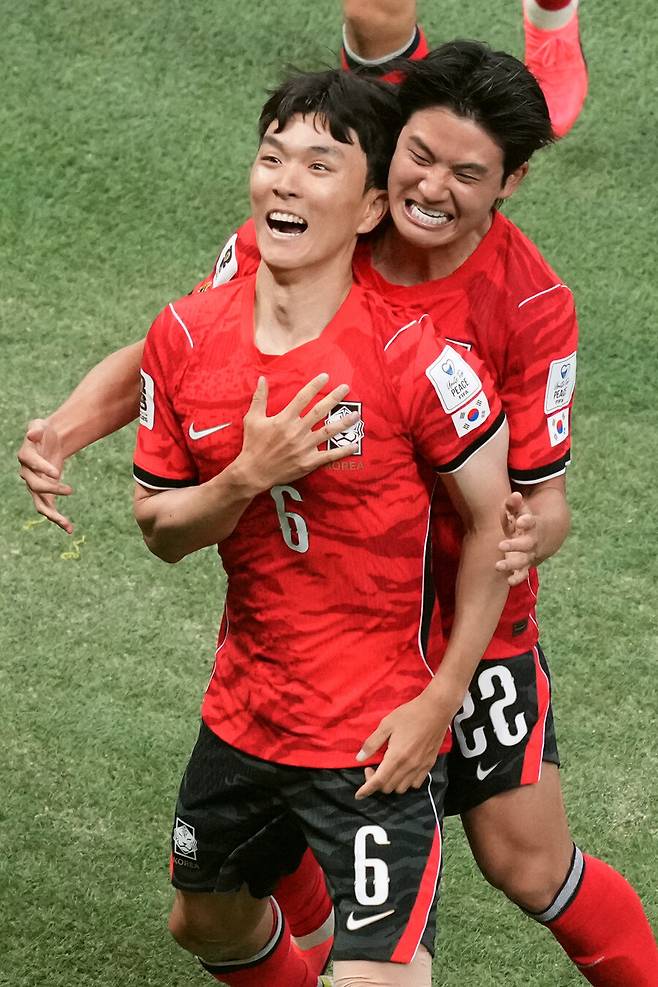 ▲ 한국은 지난 11일 체코전에서 경기 주도권을 쥐고도 후반 12분 선제 실점을 허용했다.&nbsp;체코의 롱 스로인 공격 이후 라디슬라프 크레이치에게 헤더 골을 얻어맞았다. 위기의 순간 황인범(사진 왼쪽)이 등장했다. ESPN은 \"이때부터 황인범 쇼가 시작됐다\" 찬사했다. ⓒ 연합뉴스 / AP