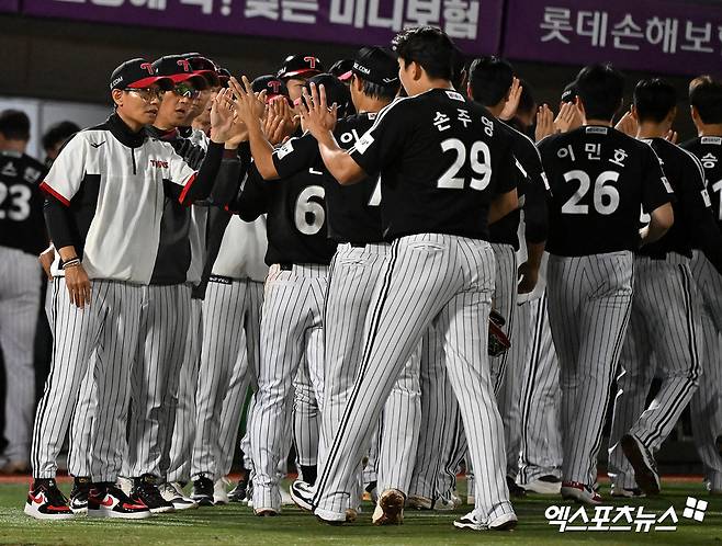 27일 오후 부산 동래구 사직야구장 열린 '2026 신한 SOL Bank KBO리그' LG 트윈스와 롯데 자이언츠의 경기, LG가 문정빈의 역전 3루타에 힘입어 롯데에 8:6으로 승리하며 4연승을 기록했다.  이날 경기에서 승리한 LG 염경엽 감독이 선수들과 하이파이브를 하고 있다. 엑스포츠뉴스 DB