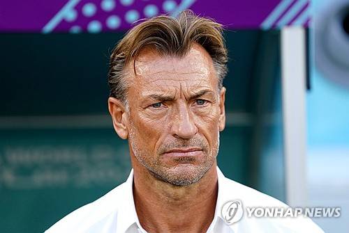 튀니지가 월드컵 도중 사령탑 교체라는 초강수를 던졌다. 일본전을 앞두고 에르베 르나르 감독이 튀니지 대표팀의 새 사령탑으로 공식 선임됐다. 조별리그 첫 경기 대패 이후 나온 극약 처방이다. 튀니지축구협회는 17일(한국시간) 에르베 르나르 감독을 대표팀 새 사령탑으로 임명한다고 공식 발표했다. 계약 기간은 2026 국제축구연맹(FIFA) 북중미 월드컵 본선 종료 시점까지다. 연합뉴스
