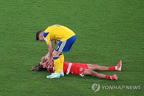 튀니지가 월드컵 도중 사령탑 교체라는 초강수를 던졌다. 일본전을 앞두고 에르베 르나르 감독이 튀니지 대표팀의 새 사령탑으로 공식 선임됐다. 조별리그 첫 경기 대패 이후 나온 극약 처방이다. 튀니지축구협회는 17일(한국시간) 에르베 르나르 감독을 대표팀 새 사령탑으로 임명한다고 공식 발표했다. 계약 기간은 2026 국제축구연맹(FIFA) 북중미 월드컵 본선 종료 시점까지다. 연합뉴스