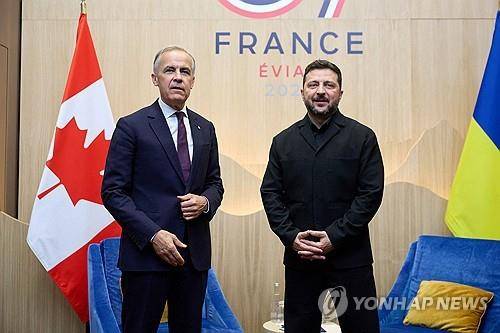 카니 캐나다 총리(왼쪽)와 젤렌렌스키 우크라이나 대통령 [AFP=연합뉴스. 재판매 및 DB 금지]