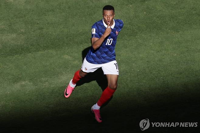 두 번째 골을 넣고 손가락 두 개를 펴 보인 프랑스 킬리안 음바페 [AP=연합뉴스]