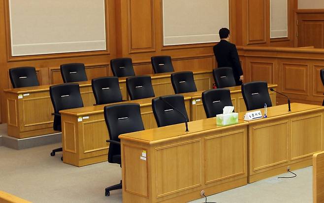 해적재판 배심원석 삼호주얼리호를 납치했다가 우리 군에 생포된 소말리아 해적들에 대한 재판이 열린 부산지법 301호 법정에 마련된 배심원단 좌석. [연합뉴스 자료사진]