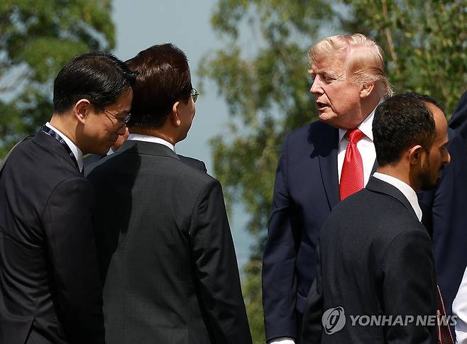 이재명 대통령과 트럼프 대통령 (에비앙=연합뉴스) 한상균 기자 = 이재명 대통령이 16일(현지시간) 프랑스 에비앙레뱅 주요 7개국(G7) 정상회의 행사장에서 열린 초청국 환영행사에서 기념촬영 후 도널드 트럼프 미국 대통령과 대화하고 있다. 2026.6.16 xyz@yna.co.kr