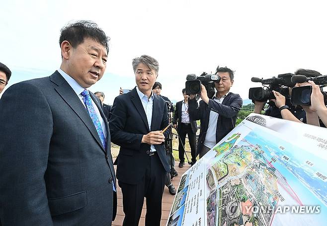 데이터센터 부지·태양광 발전 설명 듣는 구윤철 부총리 (서울=연합뉴스) 구윤철 부총리 겸 재정경제부 장관이 지난 16일 5극 3특 산업현장 점검 일환으로 해남 솔라시도를 방문, 전망대에서 관계자로부터 데이터센터 부지와 태양광 발전 설명을 듣고 있다. [재정경제부 제공. 연합뉴스 자료사진. 재판매 및 DB 금지]