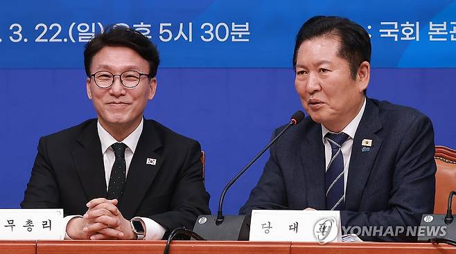 김민석 국무총리(왼쪽)와 정청래 더불어민주당 대표 [연합뉴스 자료사진]